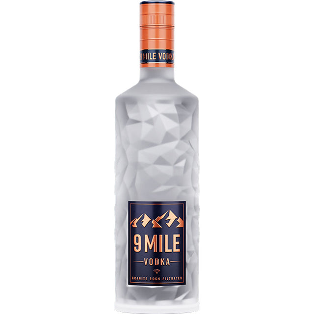 9 Mile Vodka 37,5% 0,7L wird in einer Milchglasflasche mit orangefarbenem Etikett und Berggrafik geliefert. Die Granite Rock Filtration sorgt für ein sanftes Premium-Vodka-Erlebnis.