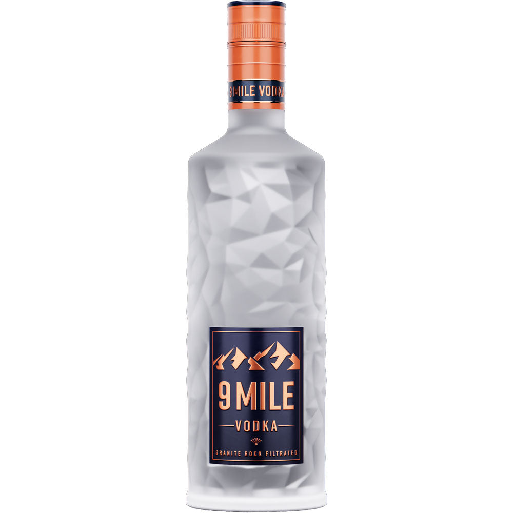 Der 9 Mile Vodka 37,5% 1 Liter von 9 Mile kommt in einer Milchglasflasche mit strukturierter Oberfläche, Kupferakzenten auf dem Etikett und dem Verschluss und wird mit Granite Rock Filtration hergestellt.