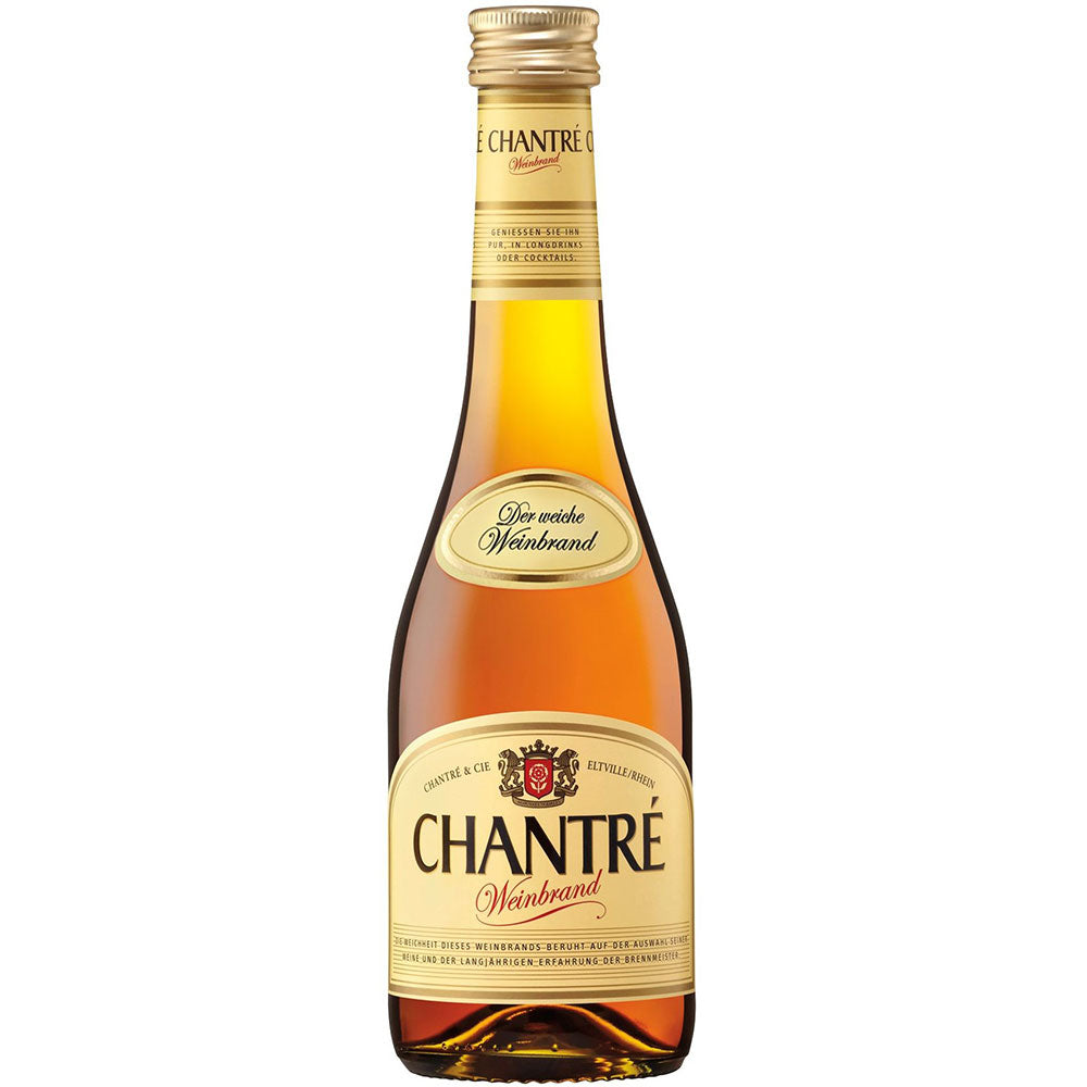Eine 0,35-Liter-Flasche Chantré Weinbrand 36% mit goldenem Etikett und Verschluss wird vor einem weißen Hintergrund präsentiert.
