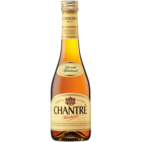 Eine 0,35-Liter-Flasche Chantré Weinbrand 36% mit goldenem Etikett und Verschluss wird vor einem weißen Hintergrund präsentiert.