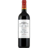 Eine Flasche Château la Gorce Cru Bourgeois Medoc 2019 Rotwein von Château la Gorce, mit weißem Etikett und roter Folie am Hals.