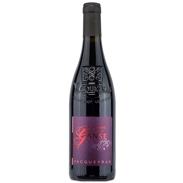 Der Domaine de la Ganse Vacqueyras 2022 von Domaine de la Ganse, der aus Grenache- und Syrah-Trauben hergestellt wird, besticht durch sein violettes Etikett.