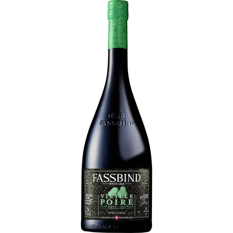 Eine dunkle Glasflasche Fassbind Vieille Poire Barrique 40% 0,7 Liter Birnenschnaps, eine raffinierte Schweizer Spezialität mit grünem Etikett und grünem Verschluss.