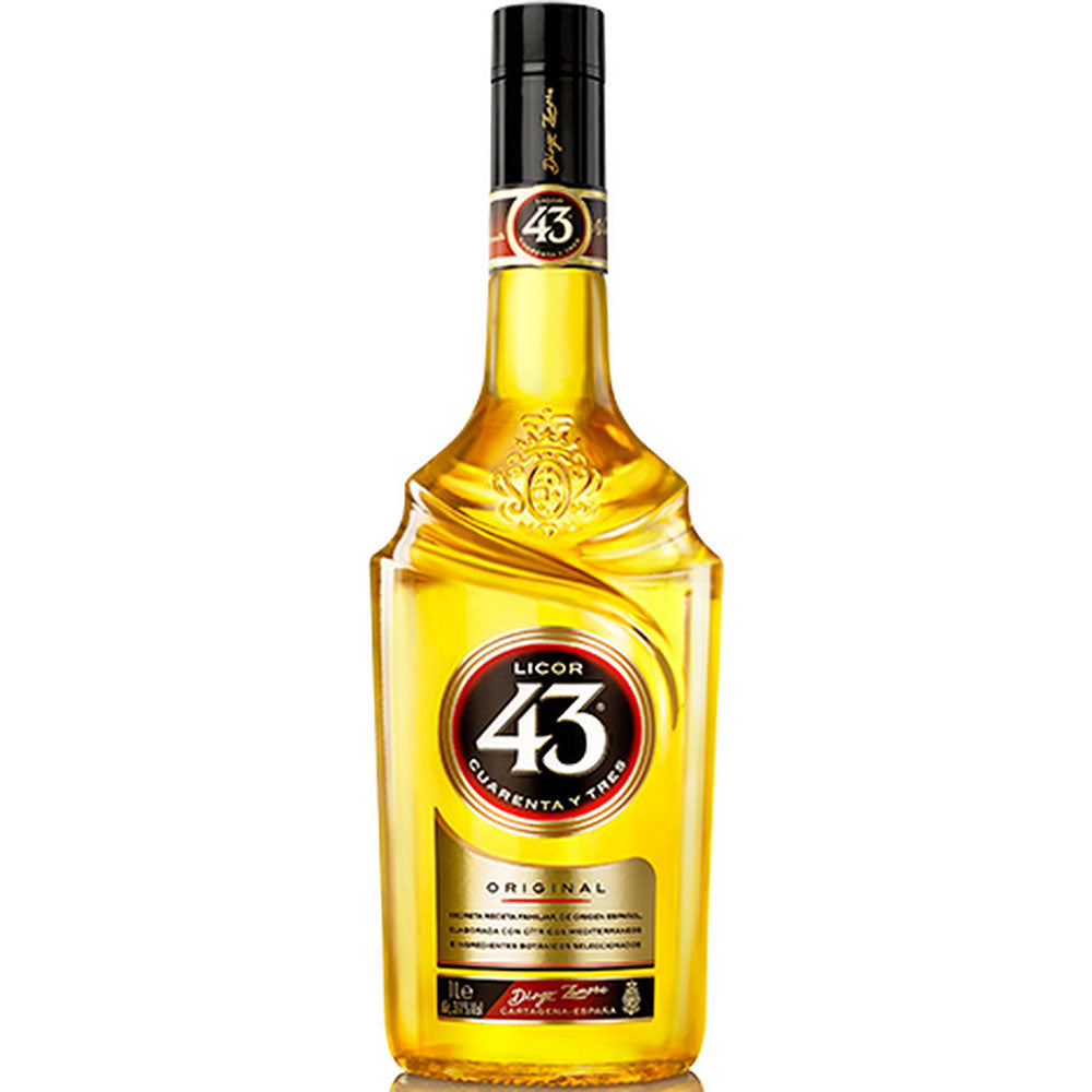 Eine 1-Liter-Flasche Licor 43 Cuarenta y tres (31 % Vol), mediterraner spanischer Likör der Marke Licor 43, mit goldfarbenem Etikett und roten, schwarzen sowie weißen Akzenten.