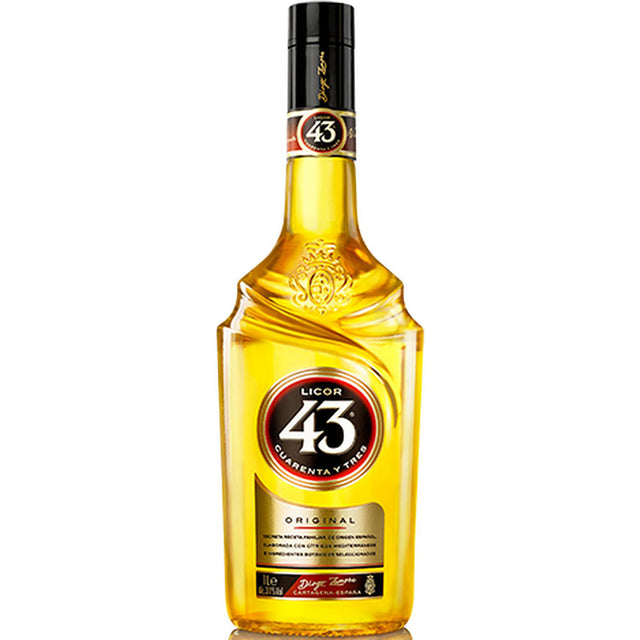 Eine 1-Liter-Flasche Licor 43 Cuarenta y tres (31 % Vol), mediterraner spanischer Likör der Marke Licor 43, mit goldfarbenem Etikett und roten, schwarzen sowie weißen Akzenten.