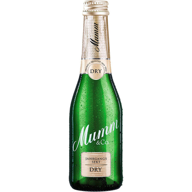 Eine gekühlte grüne 0,2-Liter-Flasche Mumm Dry Sekt trocken von Mumm bietet ein erfrischendes, fruchtiges und trockenes Schaumweinerlebnis.