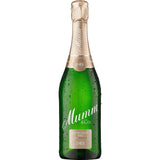 Eine grüne Flasche Mumm Dry Sekt trocken 0,75 Liter von Mumm, hergestellt aus Chardonnay-Trauben, mit Kondenswasser, das auf dem Glas glitzert.