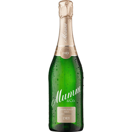 Eine grüne Flasche Mumm Dry Sekt trocken 0,75 Liter von Mumm, hergestellt aus Chardonnay-Trauben, mit Kondenswasser, das auf dem Glas glitzert.