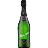 Eine grüne 0,75L Flasche Mumm Extra Dry Sekt, im extra trockenen Stil, mit Kondenswasser und schwarzen Etiketten der Marke Mumm.
