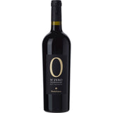 Eine Flasche Vini Menhir Salento N* ZERO Negroamaro IGT Salento 2024 Rotwein von Vini Menhir Salento, mit einem schwarzen Etikett mit einer großen goldenen 0.