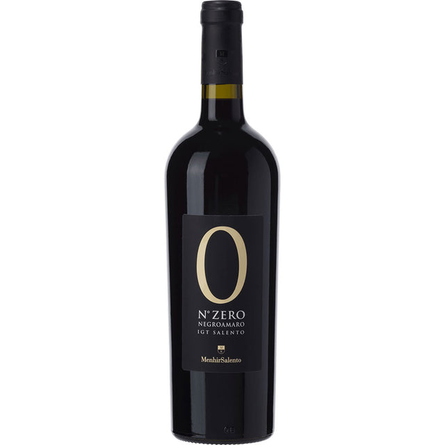 Eine Flasche Vini Menhir Salento N* ZERO Negroamaro IGT Salento 2024 Rotwein von Vini Menhir Salento, mit einem schwarzen Etikett mit einer großen goldenen 0.