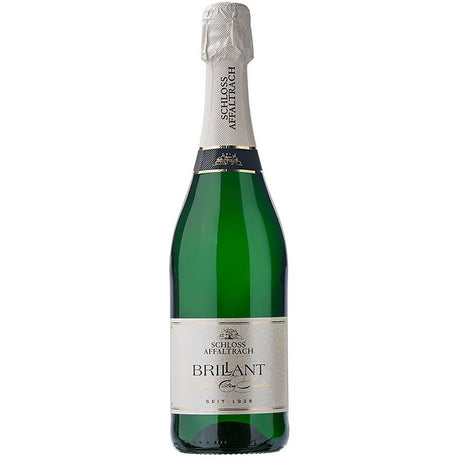 Die grüne 0,75-Liter-Flasche Schloss Affaltrach Sekt Brillant Trocken ist mit einem weiß-goldenen Etikett mit Folienaufsatz versehen, das das württembergische Erbe des Qualitätsschaumweins von Schloss Affaltrach widerspiegelt.