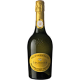 Eine 0,75-Liter-Flasche Villa Sandi Prosecco Superiore Valdobbiadene DOCG Extra Dry mit goldenem Folienverschluss und gelbem Etikett auf weißem Hintergrund.