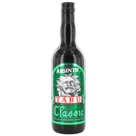 Eine 0,7-Liter-Flasche Tabu Absinth Tabu 55% mit einem grün-schwarzen Etikett mit einer detaillierten Gesichtsdarstellung hebt die klassische Anis-Lakritzduft hervor, die typisch für deutschen Absinth ist.