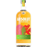 Absolut Vodka Sensations Tropical Fruit Flavored Vodka 20% 0,7L hat eine leuchtend gelb-orange Flüssigkeit und ein farbenfrohes Etikett, das die Essenz des tropischen Geschmacks in jeder Flasche einfängt.