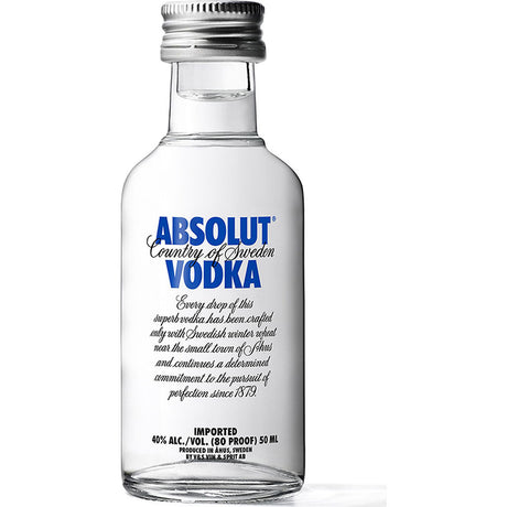 Eine Packung mit 12 Absolut Vodka-Miniflaschen (je 0,05 l) der bekannten Marke mit blauem Text, silbernen Verschlüssen und der Aufschrift "Country of Sweden".