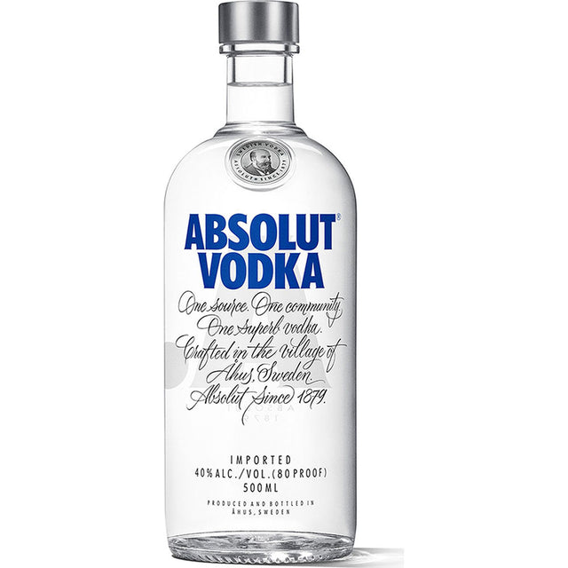 Eine klare 0,5-Liter-Flasche Absolut Vodka, ein schwedischer Premium-Wodka, mit blauer und schwarzer Schrift und einem silbernen Verschluss.