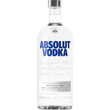Eine 1-Liter-Flasche Absolut Vodka mit ihrem kultigen blau-silbernen Etikett hebt sich von einem weißen Hintergrund ab.