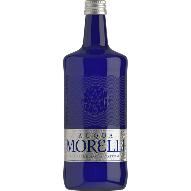 Eine blaue Glas-Royale Flasche von Acqua Morelli Naturale 0,75L (MEHRWEG) mit silbernem Schraubverschluss und Etikett, die die raffinierte Eleganz dieses Premium-Mineralwassers unterstreicht. Erhältlich in einer 12er-Packung von Acqua Morelli.