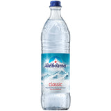 Eine 0,75-Liter-Flasche Adelholzener Alpenquelle Mineralwasser Classic (Mehrweg) mit einem Etikett mit Bergmotiven, erhältlich im 12er-Pack.