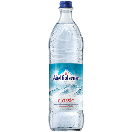 Eine 0,75-Liter-Flasche Adelholzener Alpenquelle Mineralwasser Classic (Mehrweg) mit einem Etikett mit Bergmotiven, erhältlich im 12er-Pack.