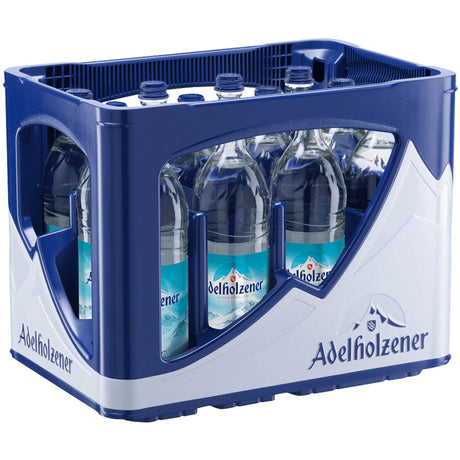 Eine blau-weiße Kiste enthält 12 Flaschen (je 0,75 l) Adelholzener Alpenquelle Mineralwasser Classic (Mehrweg), das aus den bayerischen Alpen stammt.