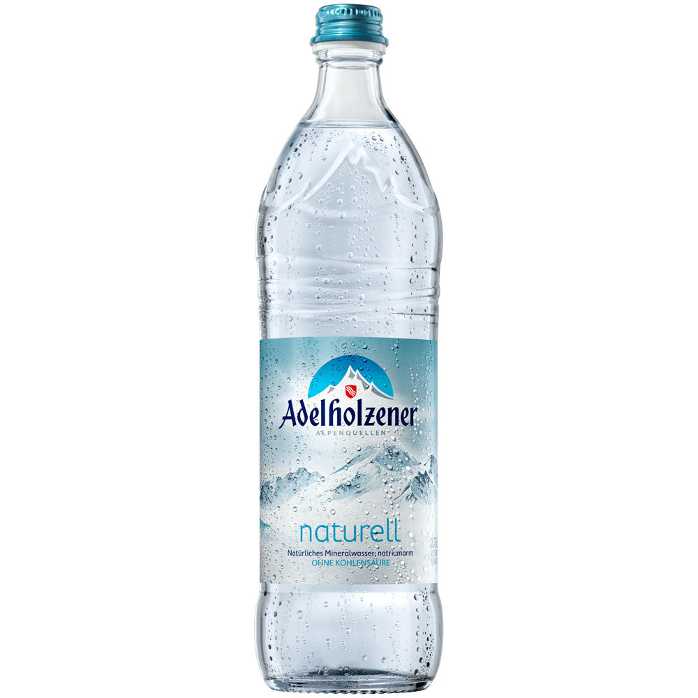 Die Adelholzener Alpenquelle Mineralwasser Naturell 12x0,75L (Mehrweg) mit blauem Deckel und Bergetikett bietet natriumarmes, natürliches Mineralwasser für pure Erfrischung.