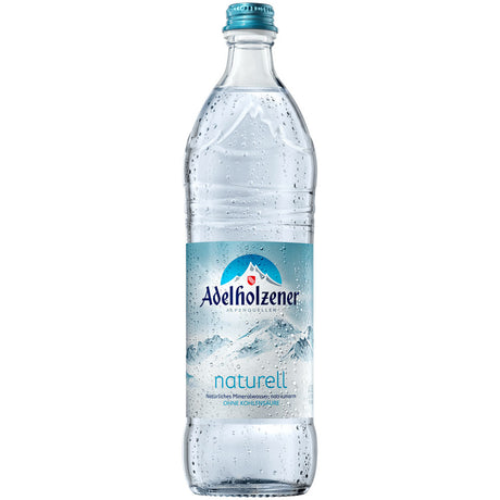 Die Adelholzener Alpenquelle Mineralwasser Naturell 12x0,75L (Mehrweg) mit blauem Deckel und Bergetikett bietet natriumarmes, natürliches Mineralwasser für pure Erfrischung.