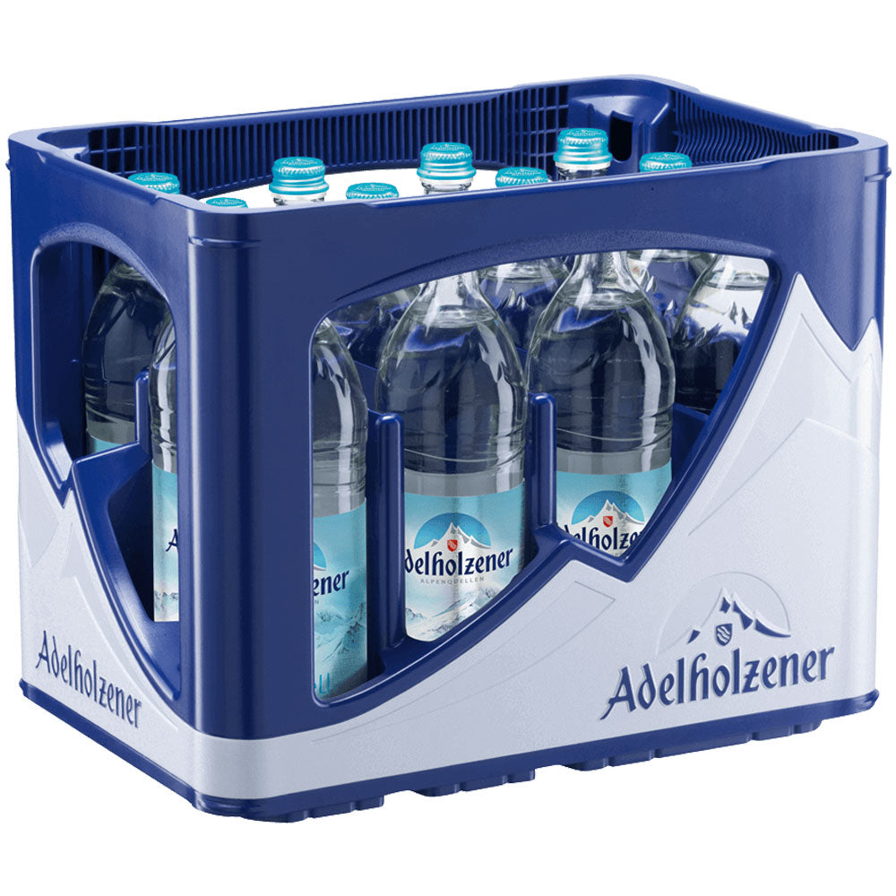 Eine blau-weiße Kiste der Adelholzener Alpenquelle Mineralwasser Naturell (MEHRWEG), die zwölf 0,75L Flaschen natriumarmes, natürliches Mineralwasser enthält.