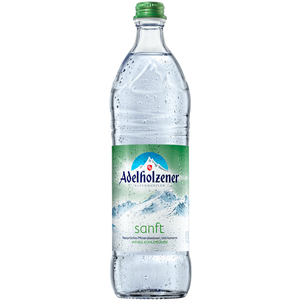 Eine gekühlte Flasche Adelholzener Alpenquelle Mineralwasser Sanft (0,75 l, MEHRWEG) mit einem grün-blauen Berg-Etikett zeigt Kondensationstropfen.