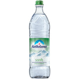 Eine gekühlte Flasche Adelholzener Alpenquelle Mineralwasser Sanft (0,75 l, MEHRWEG) mit einem grün-blauen Berg-Etikett zeigt Kondensationstropfen.