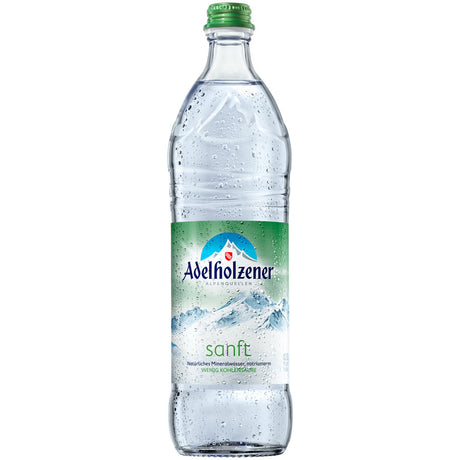 Eine gekühlte Flasche Adelholzener Alpenquelle Mineralwasser Sanft (0,75 l, MEHRWEG) mit einem grün-blauen Berg-Etikett zeigt Kondensationstropfen.