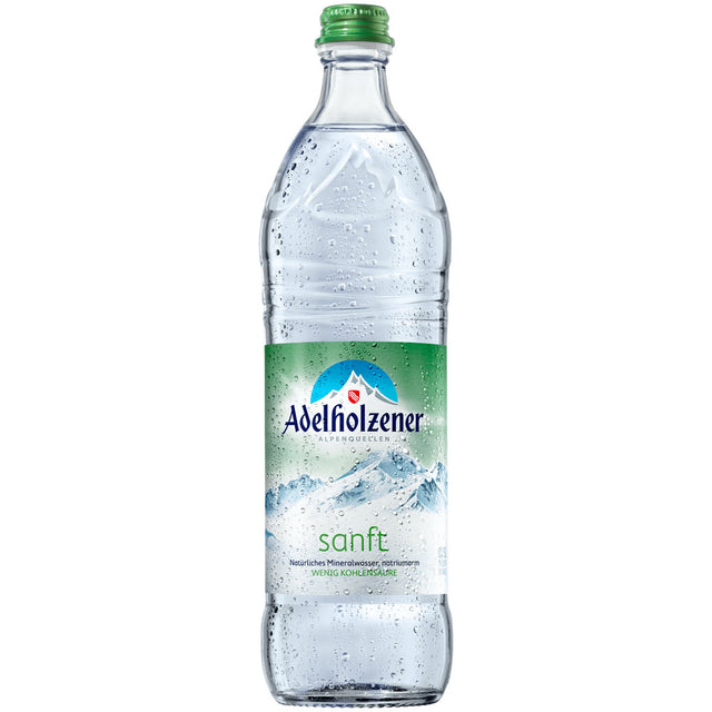 Eine gekühlte Flasche Adelholzener Alpenquelle Mineralwasser Sanft (0,75 l, MEHRWEG) mit einem grün-blauen Berg-Etikett zeigt Kondensationstropfen.