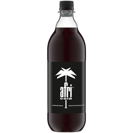 Eine 1-Liter-PET-Flasche Afri Cola (12er-Packung MEHRWEG) der kultigen deutschen Marke mit schwarzem Etikett mit weißem Palmenlogo und fettgedruckter weißer Schrift.