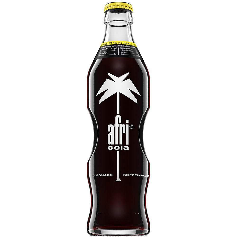 Die 0,33-Liter-Glasflasche Afri Cola 25 (MEHRWEG) mit weißem Palmenlogo und schwarzem Soda ist bekannt für ihren hohen Koffeingehalt und unverwechselbaren Geschmack. Verkauft in einem 24er-Pack unter der Marke Afri Cola.
