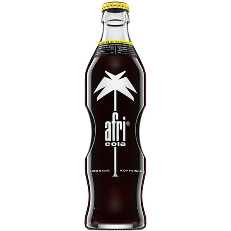 Die 0,33-Liter-Glasflasche Afri Cola 25 (MEHRWEG) mit weißem Palmenlogo und schwarzem Soda ist bekannt für ihren hohen Koffeingehalt und unverwechselbaren Geschmack. Verkauft in einem 24er-Pack unter der Marke Afri Cola.