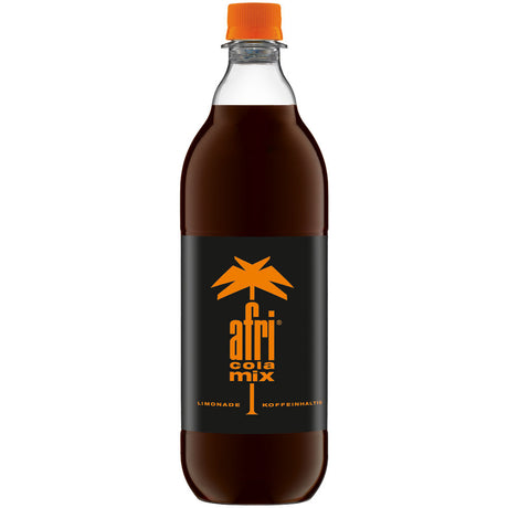 Eine Flasche Afri Cola Mix PET 1L, eine koffeinhaltige Limonade von Afri Cola, verfügt über ein schwarzes Etikett mit orangefarbenem Palmenlogo und Verschluss - perfekt, um den einzigartigen Cola-Orangen-Mix-Geschmack zu genießen.