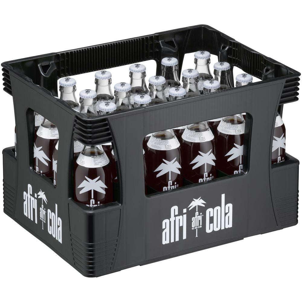 Eine schwarze Kiste enthält 24 Glasflaschen Afri Cola ohne Zucker (je 0,33 l, Mehrweg), die alle mit dem weißen Palmenlogo auf den Flaschen und der Kiste versehen sind. Marke: Afri Cola.