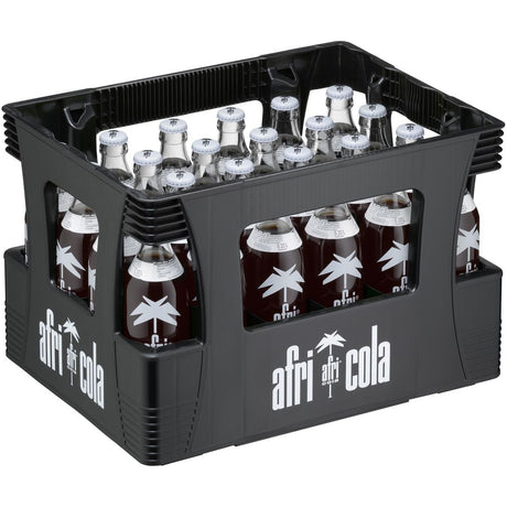 Eine schwarze Kiste enthält 24 Glasflaschen Afri Cola ohne Zucker (je 0,33 l, Mehrweg), die alle mit dem weißen Palmenlogo auf den Flaschen und der Kiste versehen sind. Marke: Afri Cola.