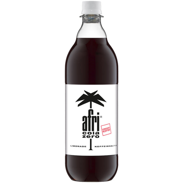 Eine 1L Flasche Afri Cola Zero ohne Zucker (MEHRWEG, PET) von Afri Cola, zuckerfrei und koffeinhaltig, mit weißem Etikett und dem kultigen schwarzen Palmenlogo auf der Vorderseite.