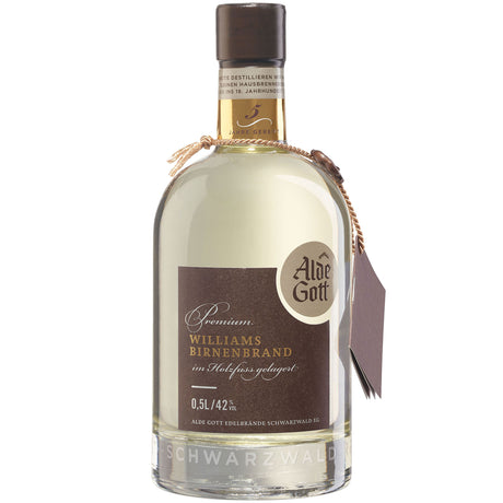 Der Alde Gott Premium Williams Birnenbrand 42% (0,5L) von Alde Gott Edelbrände Schwarzwald ist mit einem braunen Etikett, einem goldenen Verschluss und einem angehängten Anhänger versehen und steht für die Tradition des Schwarzwälder Obstbrandes.