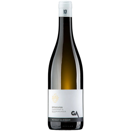 Eine Flasche „Aldinger Gipskeuper Weißburgunder & Chardonnay Reserve 2023“ mit weißem Etikett und weißem Verschluss, isoliert vor weißem Hintergrund.