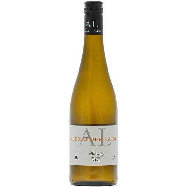 Eine Flasche Alexander Laible Riesling SL 3* trocken 2024 mit weißem Etikett und schwarzem Verschluss auf weißem Grund.