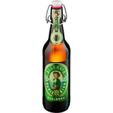 Eine Flasche Allgäuer Büble Edelbräu Bügel 0,5L (MEHRWEG) von Allgäuer Büble mit grünem Etikett und Flip-Top-Verschluss mit einem Jungenportrait.