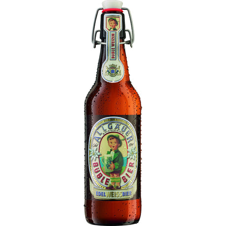 Eine braune Allgäuer Büble Edelweißbier 0,5L Flasche mit einem bunten Etikett, das ein Kind mit einem Becher zeigt, klassisches Weizenbier, von der Marke Allgäuer Büble.
