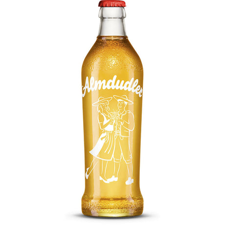 Eine 0,35L Almdudler Glasflasche (MEHRWEG) zeigt eine weiße Illustration eines Mannes und einer Frau in traditioneller Kleidung, hergestellt mit natürlichen Inhaltsstoffen und Alpenkräutern. Wird im 24er-Pack geliefert.