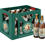 Ein grüner Kasten Alpirsbacher Klosterbräu Weizen Hefe Hell 20x0,5L (MEHRWEG) Flaschen, davor zwei Flaschen desselben Biers.