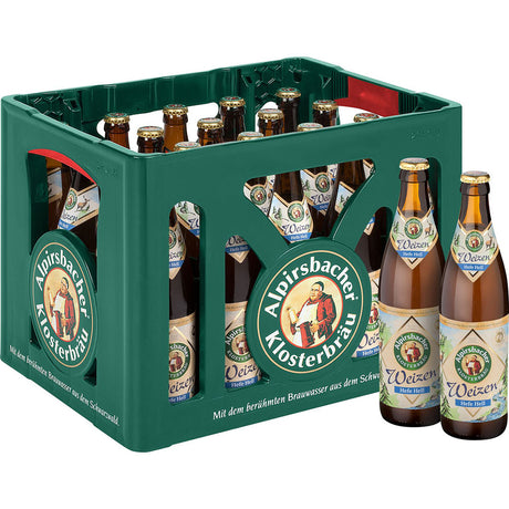 Ein grüner Kasten Alpirsbacher Klosterbräu Weizen Hefe Hell 20x0,5L (MEHRWEG) Flaschen, davor zwei Flaschen desselben Biers.