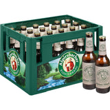 Eine grüne Kiste von Alpirsbacher Klosterbräu enthält 24 Flaschen (je 0,33L) des untergärigen Bieres "Alpirsbacher Kleiner Mönch (MEHRWEG)" und steht daneben.