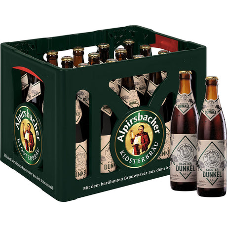 Eine Kiste Alpirsbacher Klosterbräu Alpirsbacher Kloster Dunkel 20x 0,5L (MEHRWEG) Flaschen mit zwei dunklen Klosterbierflaschen davor.
